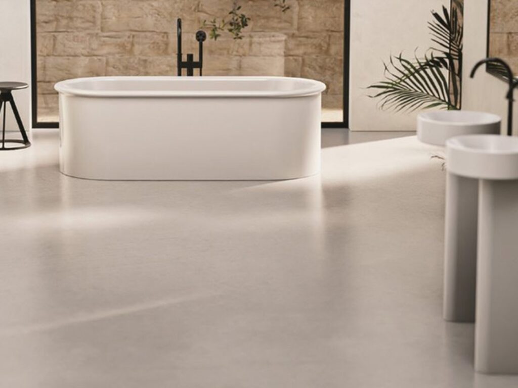 Banheira freestanding Bette em ambiente clean e minimalista, com linhas puras, luz natural e estética do luxo contemporâneo em 2026.