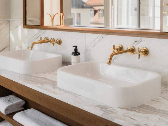 Ambiente de banheiro com metais de alto padrão em projeto residencial contemporâneo